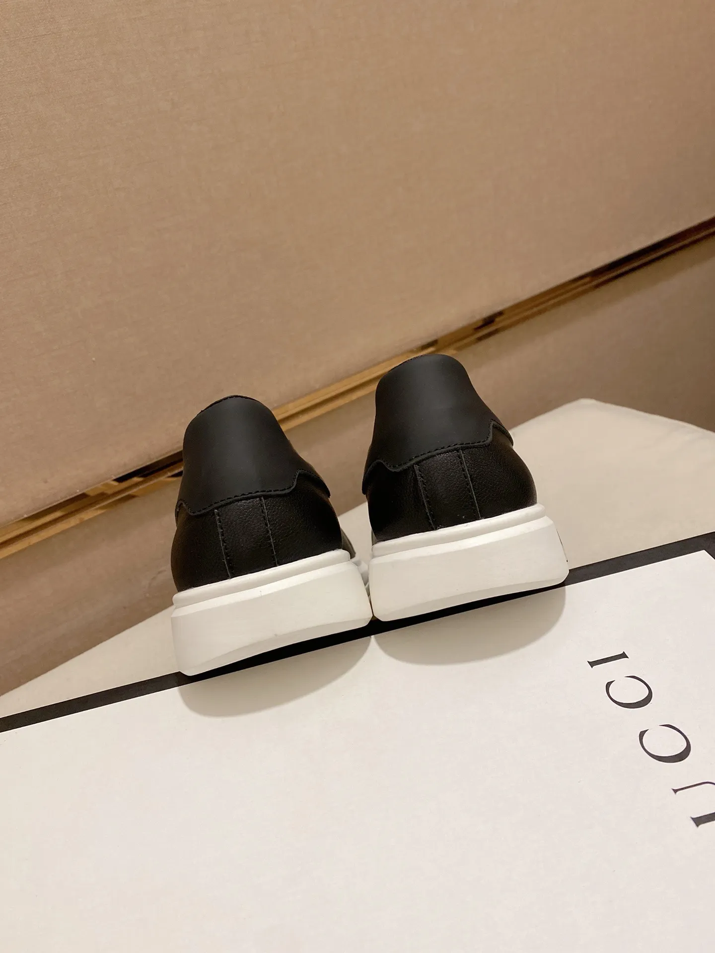 Men's clothing and shoes💰:440💰 (GUCCI) The latest model from the official website🎁🎁Casual and fashionable men's shoes👟, hot style💥The version is simple and elegant, exclusive for trendy men. Unique latest brand elements from the official website👑Original Gucci decoration, fashionable and generous, the fabric is original cowhide ✅Sheepskin lining, the official website specifies wear-resistant casual outsole, the classic model is taken in kind at the counter🎬38-44 (45 is custom-made and cannot be returned or exchanged)